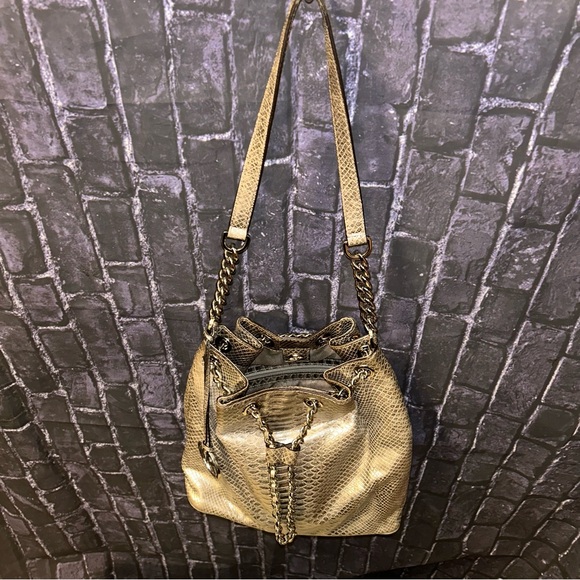 Michael Kors FRANKIE Embossed
Leather Glossy Silver Metallic Python
Bucket Bag - Picture 4 of 16